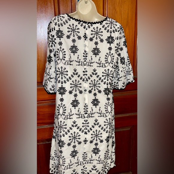 NWT Jax Black Label White and Black embroidered Dress.  Size 14 - Picture 6 of 7